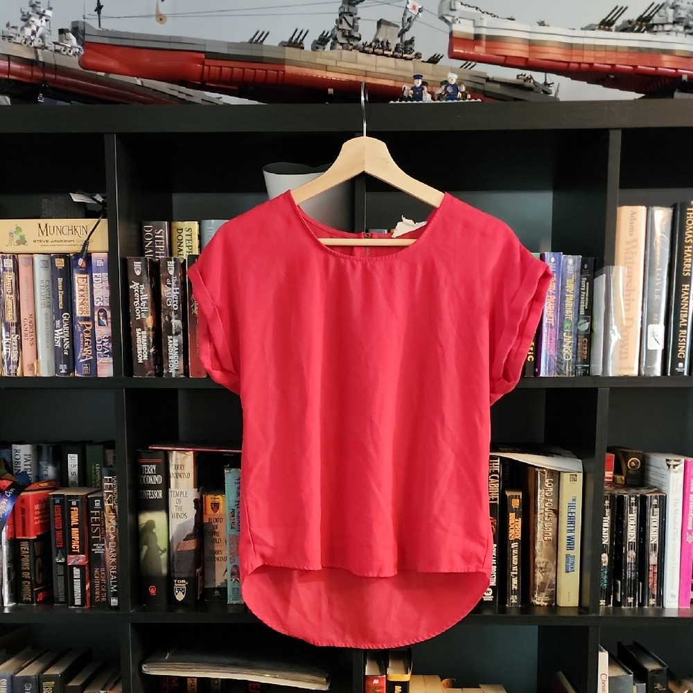 Pink Rose Short Sleeve High-Low Blouse in Red/Pink